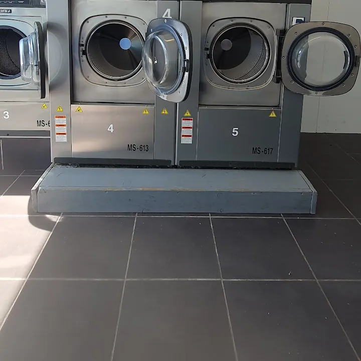 Les machines 4 et 5 de la laverie Cité des Pins, hublots ouverts