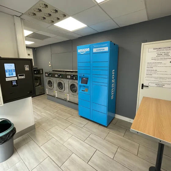 La laverie de Coulaines, locker Amazon bleu et machines