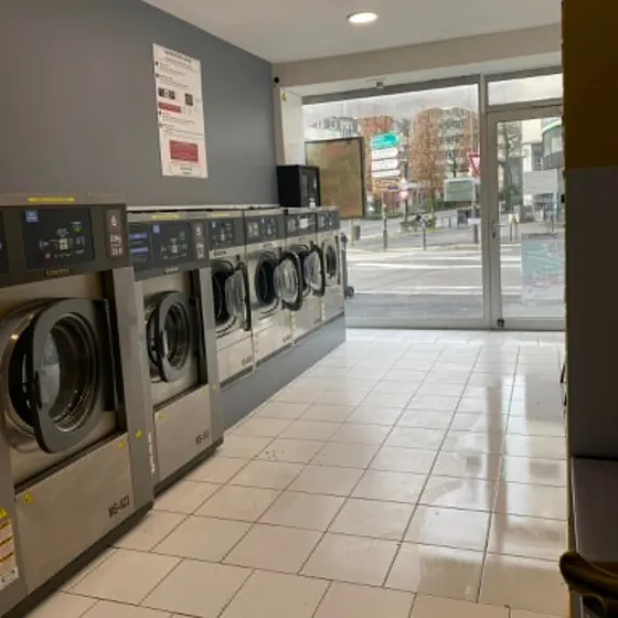 La laverie Gougeard, machines sous la vitrine