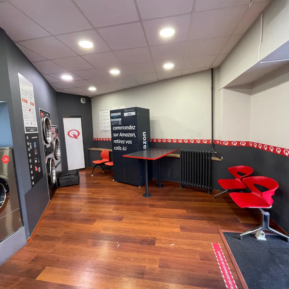 La laverie Speed Queen Leclerc, chaises rouges et lockers