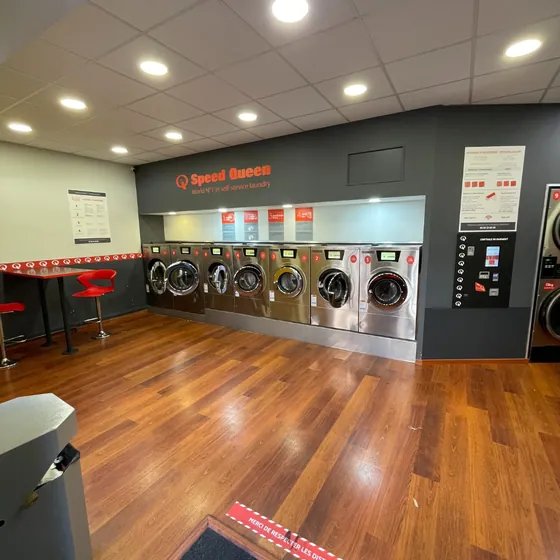La laverie Speed Queen Leclerc, parquet et machines Speed Queen