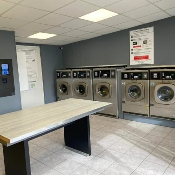 La laverie des Maillets, grande table de pliage devant les machines